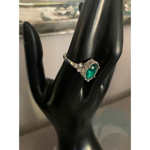 Vintage Green Emerald and clear Rhinestone ring, in Silver tone, Unmarked - Picture 2 of 4